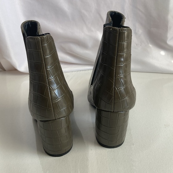 Lulus Vegan Croc Pointed Toes Chelsea Boots Size 6 - Picture 4 of 9